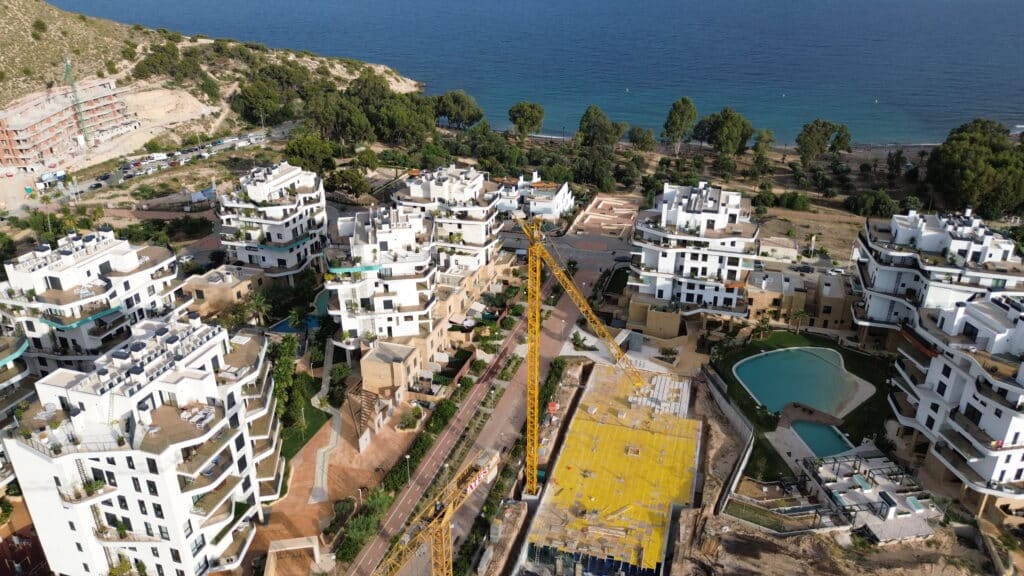 Zicht van de lucht van het nieubouwproject Allonbay aan zee in Villajoyosa.