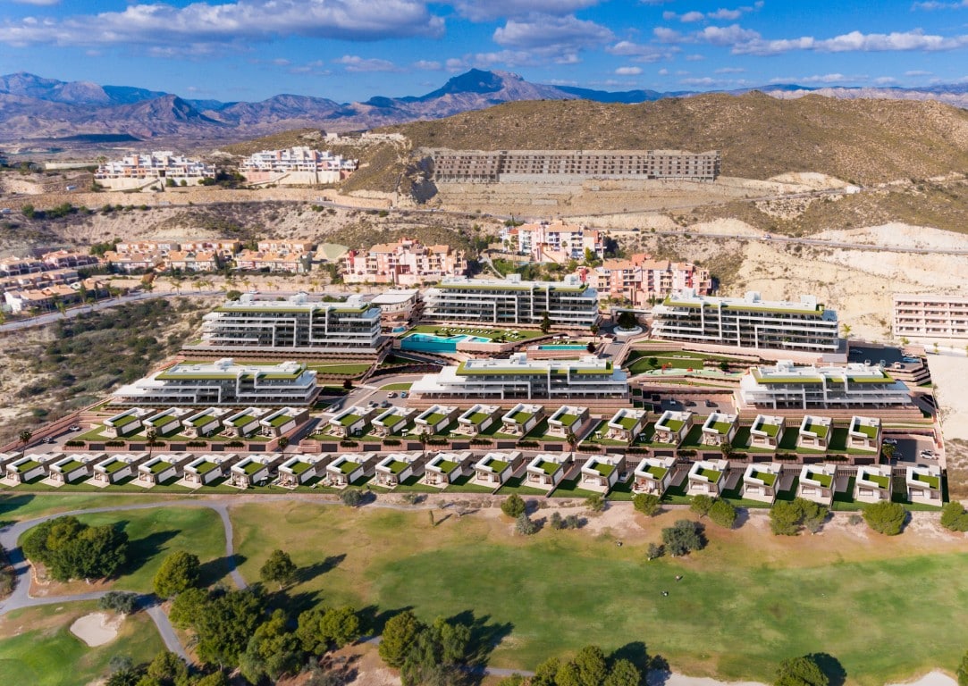 Appartement met ruim terras aan de golfbaan